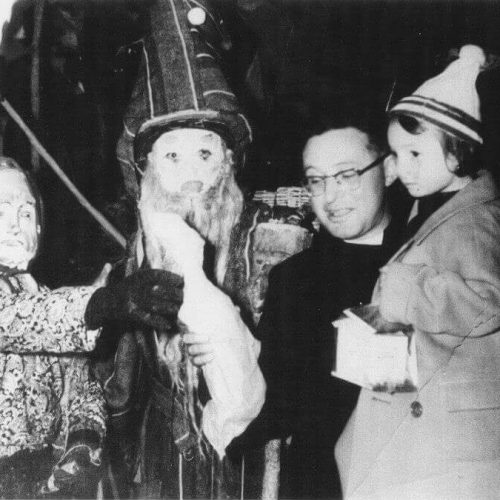 Fine anni 60:La Befana ed il Vecchione con il parroco Don Giorgio